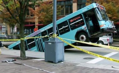 U ndal në të kuqen, autobusi përfundon në një gropë që u hap befasisht në mes të rrugës