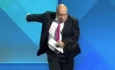 Ministri gjerman i Ekonomisë rrëzohet derisa po zbriste nga skena, humb vetëdijen për pak sekonda