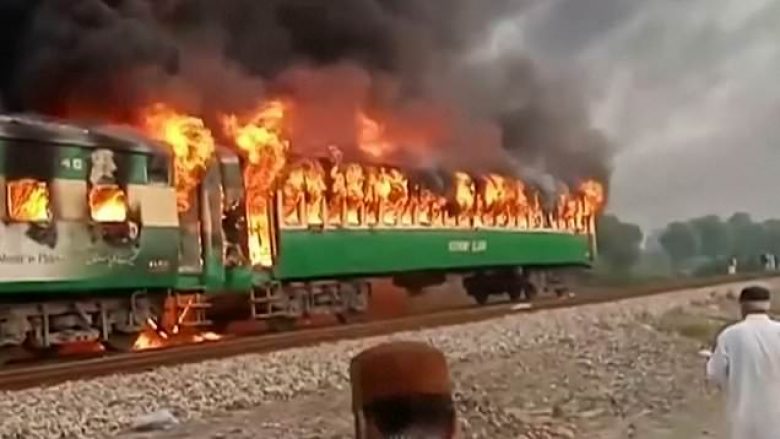 Pas rrjedhjes së gazit nga bombola, treni që ishte në lëvizje përfshihet nga zjarri – humbin jetën 70 persona në Pakistan