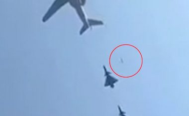 Videoja që po bën xhiron e botës, kinezët lavdëroheshin në paradën ushtarake për armët moderne – dera e aeroplanit bie gjatë fluturimit