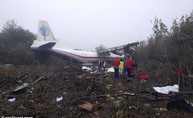 Rrëzohet aeroplani në Ukrainë pasi mbetet pa karburant, humbin jetën pesë persona