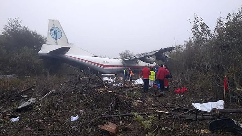 Rrëzohet aeroplani në Ukrainë pasi mbetet pa karburant, humbin jetën pesë persona