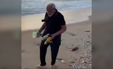 Kryeministri indian mbledh mbeturinat nëpër plazh, pamjet bëhen virale