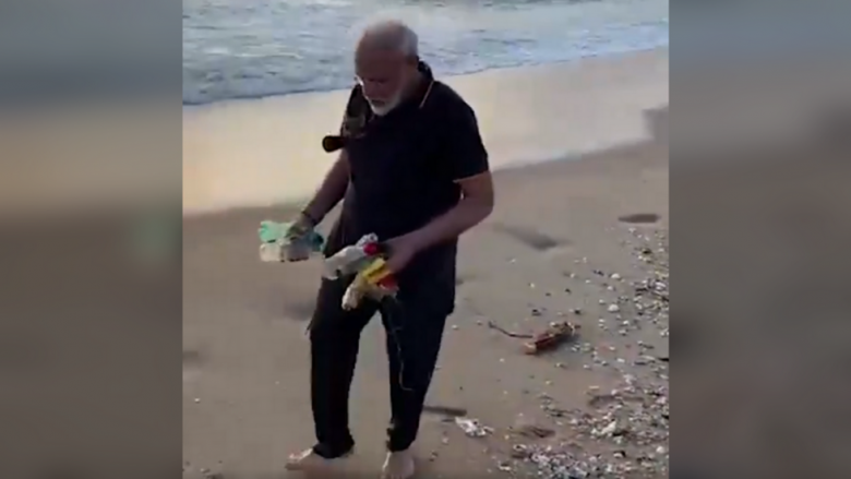 Kryeministri indian mbledh mbeturinat nëpër plazh, pamjet bëhen virale