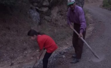 Gërmoi nëpër male për ta ndërtuar rrugën që e bija e tij të shkon në shkollë, të gjitha i bëri i vetëm – rrëfimi i babait turk që po bën xhiron e botës