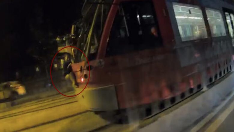Motoçiklisti turk filmon vogëlushin duke qëndruar i varur në tramvajin që lëvizte nëpër Stamboll