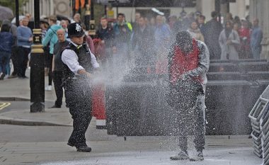 Një burrë deshi t’i vinte zjarrin vetes para Parlamentit britanik, policia e neutralizoi me shpejtësi