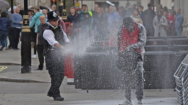 Një burrë deshi t’i vinte zjarrin vetes para Parlamentit britanik, policia e neutralizoi me shpejtësi