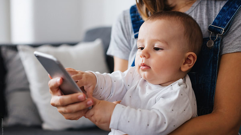 A duhet të shqetësoheni për fëmijët deri në tre vjeç që përdorin pajisjet elektronike?