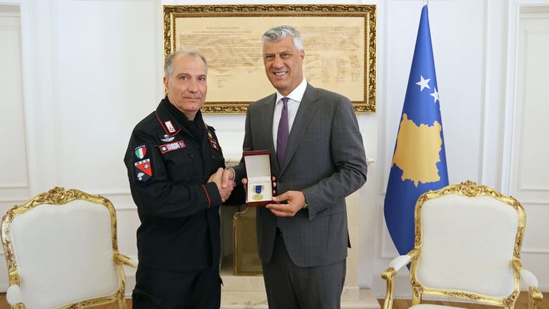 Thaçi dekoroi komandantin e karabinierëve italianë në Kosovë