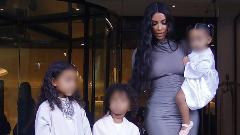Kourtney dhe Kim Kardashian vizitojnë Armeninë për të pagëzuar fëmijët e tyre