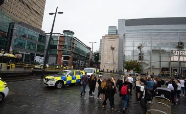 Disa të therur me thikë në Manchester, zona rrethohet nga policia - pamje nga vendi i ngjarjes
