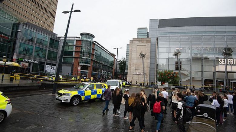 Disa të therur me thikë në Manchester, zona rrethohet nga policia – pamje nga vendi i ngjarjes