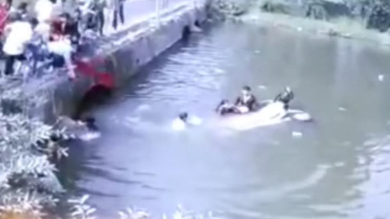 Pas aksidentit vetura bie nga ura në ujë, shoferi nxjerr foshnjën dhe ua hedh kalimtarëve të rastit – përplaset me urën