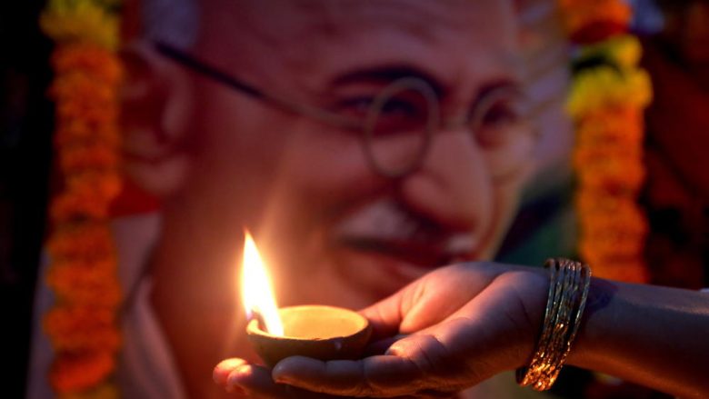 Vidhet hiri i Mahatma Ghnadit në 150 vjetorin e lindjes së tij, hajnat kishin shkruar edhe një mesazh të turpshëm
