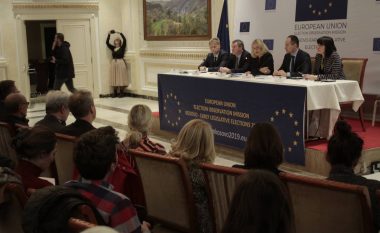 Vëzhguesit e BE-së me raport për zgjedhjet, flasin për rolin e KQZ-së, mediat dhe frikësimin e votuesve në komunat me shumicë serbe