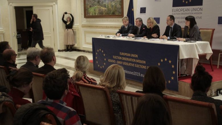Vëzhguesit e BE-së me raport për zgjedhjet, flasin për rolin e KQZ-së, mediat dhe frikësimin e votuesve në komunat me shumicë serbe