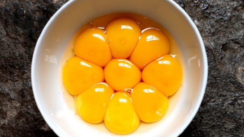 Shërojeni dhimbjen e gjunjëve me të verdhë të vezës: Recetë super e lehtë!