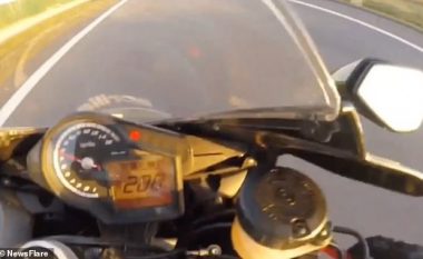 Motoçiklisti përplaset me një veturë derisa po lëvizte me 280 kilometra në orë – kamera në helmetë filmoi gjithçka