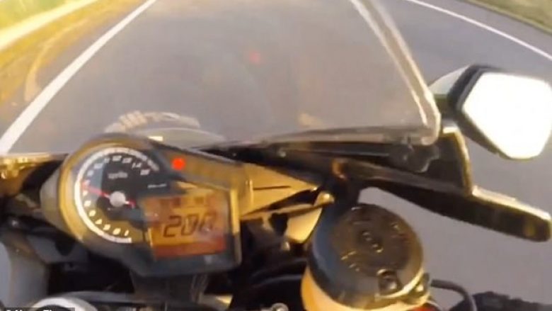 Motoçiklisti përplaset me një veturë derisa po lëvizte me 280 kilometra në orë – kamera në helmetë filmoi gjithçka