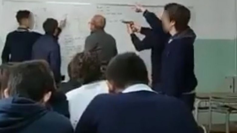 Nxënësi filmohet duke ia drejtuar revolen e plastikës në kokë profesorit, autoritetet argjentinase fillojnë hetimet