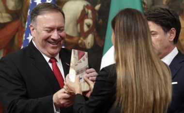 Protesta e fermerëve italianë – ata kishin edhe një “dhuratë” për sekretarin amerikan të Shtetit, Mike Pompeo