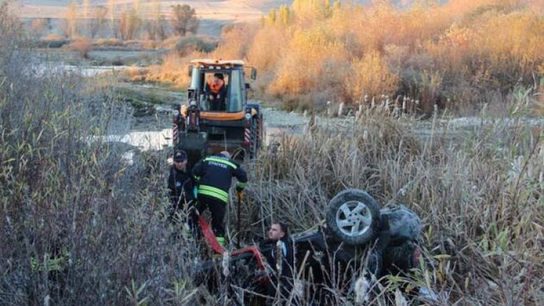 Makina me tre familjarët bien në përrua në Turqi, i gjejnë rastësisht punonjësit e ndërtimit