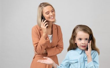 Dëgjimi i zërit të nënës tuaj në telefon është njësoj si përqafimi. Çfarë thonë ekspertët?