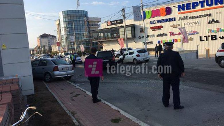 Aksident ndërmjet dy veturave në rrugën “Bislim Bajgora” në Mitrovicë, dy persona të lënduar