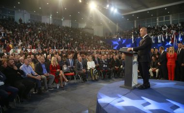 AAK-PSD mbyll fushatën zgjedhore në Gjakovë, palestra e stërmbushur nuk i zë gjithë përkrahësit