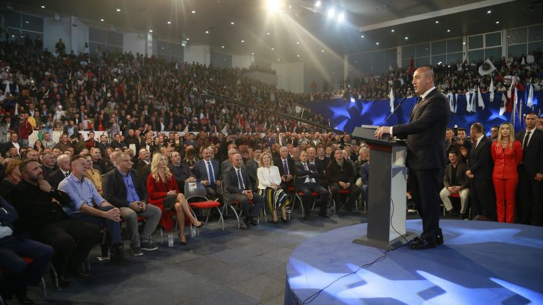 AAK-PSD mbyll fushatën zgjedhore në Gjakovë, palestra e stërmbushur nuk i zë gjithë përkrahësit