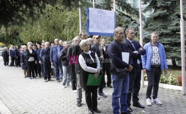 Punëtorët teknik të UP-së në protestë, kërkojnë pagë minimale prej 350 euro