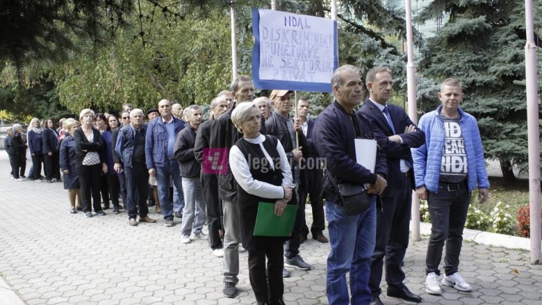 Punëtorët teknik të UP-së në protestë, kërkojnë pagë minimale prej 350 euro