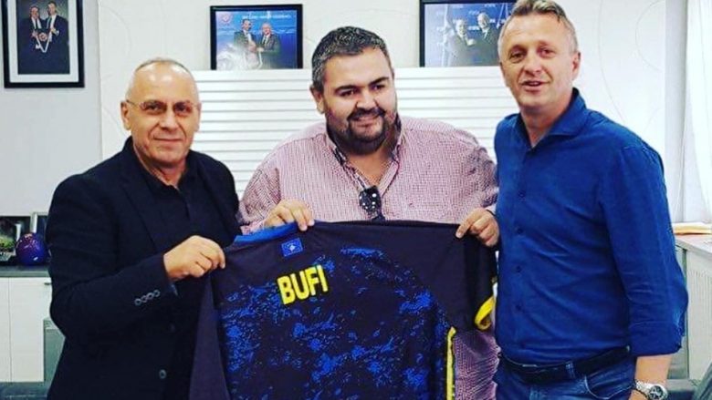 FFK e gëzon aktorin Fatmir Spahiu, i dhuron një fanellë të Kosovës