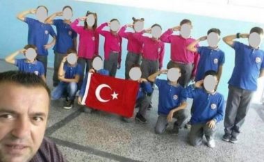 Përshëndetja e nxësve me flamur turk, mësuesi shfajëson veten