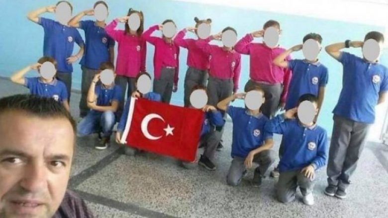 Përshëndetja e nxësve me flamur turk, mësuesi shfajëson veten
