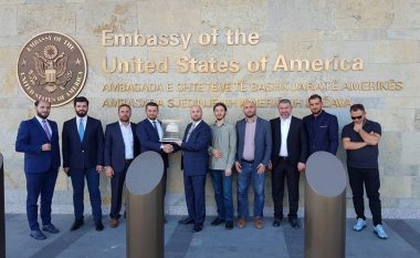 Hoxhë Labinot Maliqi i dhuron Plisin e Bardhë një zyrtari nga Ambasada Amerikane në Prishtinë