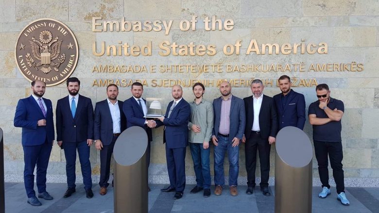 Hoxhë Labinot Maliqi i dhuron Plisin e Bardhë një zyrtari nga Ambasada Amerikane në Prishtinë