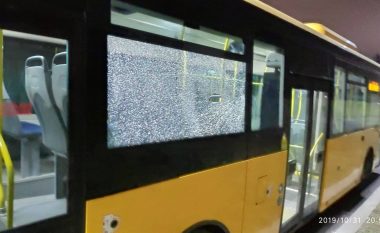 Dëmtohet një autobus i trafikut urban gjatë festimit të 'Halloween', ndërprehet qarkullimi