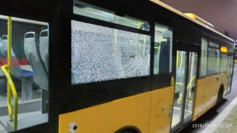 Dëmtohet një autobus i trafikut urban gjatë festimit të ‘Halloween’, ndërprehet qarkullimi