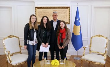 Thaçi takon ekipin që do ta përfaqësojë Kosovën në garën botërore të robotikës