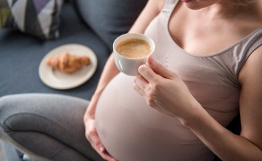 Kafeina shton rrezikun nga aborti: Zvogëloni pirjen ditore të kafes