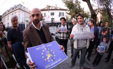 Protesta para ambasadës franceze në Sofje, kërkohet fillimi i bisedimeve me Maqedoninë