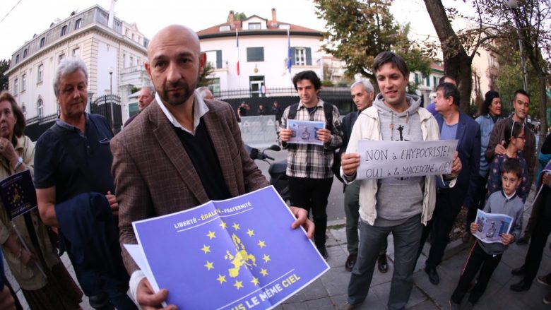 Protesta para ambasadës franceze në Sofje, kërkohet fillimi i bisedimeve me Maqedoninë