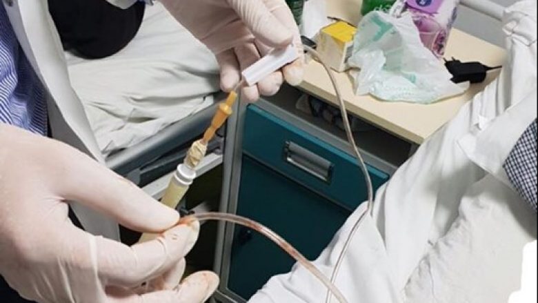 Pulmologu i QKUK-së ia shpëton jetën një pacienti duke improvizuar me sistemin e infuzionit