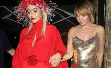 Rita Ora ende fle me mamanë e saj