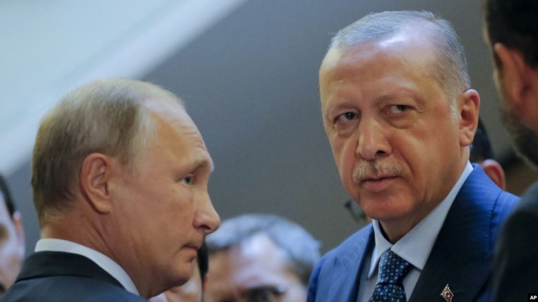 Pak orë para skadimit të paktit me SHBA-në, Erdogan takim kokë më kokë me Putinin