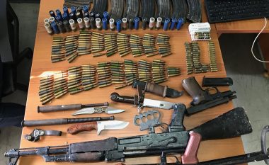 Policia konfiskon sasi armësh dhe municioni në Gjakovë