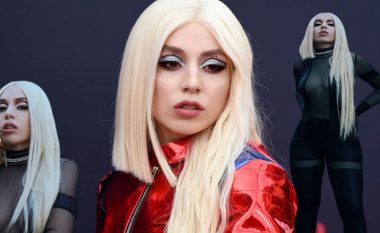 Ava Max pozon tërheqëse me veshje të tejdukshme