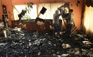 Banorët u kthyen në shtëpitë e djegura, pasi zjarret masive përfshinë atë zonë të Kalifornisë
